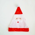Dettaglio del cappello di Babbo Natale con fiocchi di neve dorati e pompon bianco - Stile Babbo Natale(1)
