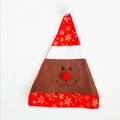 Dettaglio del cappello di renna di Natale con fiocchi di neve dorati e naso a pon pon rosso - Stile Renna(2)