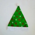 Dettaglio cappello natalizio verde con paillettes, fiocchi di neve e bordo in pelliccia - Stile Fiocco di Neve Rosso Bianco su Verde