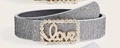 Detailaufnahme des Luxus-Strassgürtels mit funkelnder silberner Love-Buchstabenschnalle - Grau