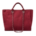 Detailansicht der weinroten gewebten Shopper-Tasche mit Textur und silberner Kette - Rot