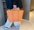 Bolso tote tejido naranja de gran capacidad con asas de cuero y cadena decorativa - Naranja