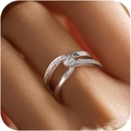 Eleganter Ring aus S925 Sterlingsilber mit funkelnden Zirkonsteinen im Kreuzdesign am Finger - US 6 / Weißgold