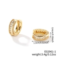 Dettaglio orecchini a cerchio dorati con zirconi micro-pave e dimensioni incluse - Orecchini Huggie Oro (E02961-1) / Oro