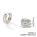 Dettaglio orecchini a cerchio argento da 1,3 cm con pavé di zirconi e misure precise - Orecchini Huggie Argento (E02961-2) / Argento