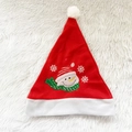 Klassische rote Weihnachtsmütze mit gesticktem Schneemann-Motiv und weißem Plüschball - Gebürsteter Schneemann-Stil