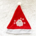 Rote Weihnachtsmütze mit Weihnachtsmann-Applikation und weißem Plüschrand für die Feiertage - Gebürsteter Weihnachtsmann-Stil