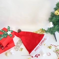 Klassische Weihnachtsmütze aus rotem Samt mit weißem Plüsch und Stickerei-Schriftzug - Bestickter Textstil