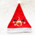 Klassische rote Weihnachtsmütze für Kinder mit Rentier-Stickerei und weißem Pompon - Gebürsteter Rentier-Stil