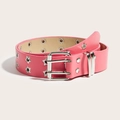 Détail macro de la ceinture Y2K rose vif en similicuir avec œillets étoiles et boucle double - Rouge Prune