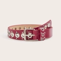 Detail van bordeauxrode punk lederen riem met zilveren metalen ogen en vierkante gesp - Rood