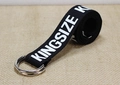 Detalle de cinturón de lona de nailon negro con estampado KINGSIZE y hebilla de doble D plata - Negro