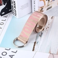 Détail de la ceinture en toile kaki avec lettrage YOUTH rose et boucle double anneau D - Rose