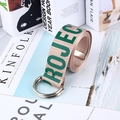 Detailansicht beige Segeltuchgürtel mit grünem PROJECT-Text und doppelter D-Ring-Metallschnalle - Grün