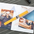 Dettaglio cintura in tela giallo brillante con fibbia argentata su rivista di moda - Giallo