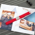 Dettaglio della cintura in tela rossa con fibbia argentata su una rivista di moda - Rosso
