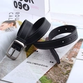 Détail d'une ceinture en cuir noir avec boucle argentée et surpiqûres blanches - Boucle Ovale Gris Fusil