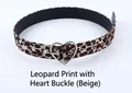 Détail d'une ceinture léopard crème avec texture velue et boucle cœur argent - Boucle Coeur Léopard Blanc Cassé (100cm)