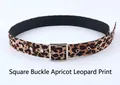 Détail de la ceinture léopard abricot avec boucle carrée argentée et œillets en métal - Boucle Carrée Léopard Abricot (100cm)