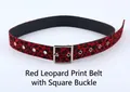 Detailansicht der quadratischen Schnalle und des roten Gürtels mit Leopardenmuster - Viereckschließe Rot Leopard (100cm)