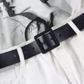 Cintura minimalista in pelle nera da donna con fibbia quadrata su jeans bianchi - Nero