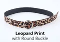 Détail de la ceinture léopard avec boucle ronde argentée et œillets sur cuir PU couleur abricot - Boucle Ronde Léopard Abricot (100cm)