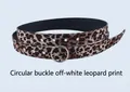 Détail de la boucle ronde argentée et motif léopard sur la ceinture blanc cassé - Boucle Ronde Léopard Blanc Cassé (100cm)