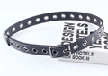 Detailopname van zwarte PU-riem met zilveren metalen oogjes en een klassieke vierkante gesp - Gunmetal Gesp Gunmetal Oogjes