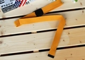 Détail de la ceinture en toile de nylon jaune avec texture fine et boucle en plastique - Jaune