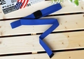 Ceinture en toile de nylon bleu marine avec boucle noire sur une surface en bois - Bleu