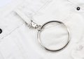 Detalle de aro metálico plateado con cierre de langosta sobre tela denim blanco - Colgante de Círculo Grande de 7,5 cm