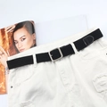 Detalle de cinturón trenzado elástico negro con hebilla plateada en pantalones cortos - Estilo Hebilla Cuadrada / Negro