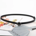 Dettaglio di sottile cintura in pelle nera con fibbia rotonda su rivista di moda - Fibbia Rotonda Canna di Fucile (Cintura Senza Fori Fibbia Rotonda Gunmetal 1CM)