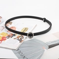 Elegante cintura sottile nera minimalista con fibbia tonda argento su rivista di moda - Fibbia Rotonda Argentata (Cintura Senza Fori Fibbia Rotonda Argento Perla 1CM)