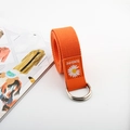 Détail de la ceinture en toile orange avec broderie marguerite et doubles boucles en D - Style Marguerite Basique / Orange