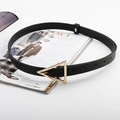 Fine ceinture noire pour femme avec boucle triangulaire dorée sur magazine blanc - Style Moyen 1.8cm*103cm