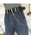 Detail eines schwarzen Punk-Gürtels mit silbernen Ösen und Metallkette auf Blue Jeans - 3.8cm Breit / Zweireihige Ösen Schwarz (Mit Kette)