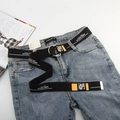 Detail eines schwarzen Segeltuchgürtels mit Doppel-D-Ring-Schnalle und Textdruck auf Jeans - Schwarz