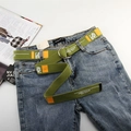 Grüner Canvas-Gürtel mit Doppel-D-Ringen und orangem Print auf dunkelblauen Jeans - Grasgrün