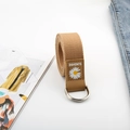 Detailansicht des khakifarbenen Canvas-Gürtels mit silberner D-Ring-Schnalle und Gänseblümchen - Basis Gänseblümchen-Stil / Khaki