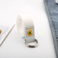 Detail eines weißen Leinengürtels mit Sonnenblumenstickerei, Sunshine-Patch und Doppel-D-Ringen - Basis Gänseblümchen-Stil / Weiß