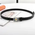 Dettaglio di una cintura sottile nera con fibbia argentata e decoro a margherita bianca - 1.8 Fibbia a Pressione Inglese Margherita