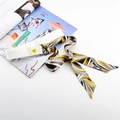 Détail de la ceinture tressée blanche avec imprimé tournesol, logo Sunshine et foulard en soie - Style Marguerite Décoré d'une Écharpe en Satin / Blanc