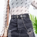 Detail eines Punk-Ledergürtels mit silbernen Ösen und einer mehrreihigen Metallkette - Einreihige Ösen mit Hängender Kette