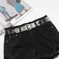 Cintura punk in PVC trasparente con doppi occhielli e fibbia argento su pantaloncini denim - Solo Cintura