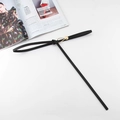Cintura sottile nera minimalista con fibbia a goccia dorata per abiti e jeans - Nero