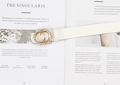 Detail van witte lederen riem met gouden dubbele ringgesp bezet met glanzende strass-steentjes - Dubbele Ronde Rand Strass Gesp / Wit
