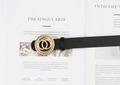 Detail van zwarte lederen riem met gouden dubbele cirkelgesp en fonkelende strassteentjes - Dubbele Ronde Strass Gesp Binnen Grote Cirkel / Zwart