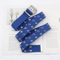 Dettaglio cintura in tela blu navy con occhielli a stella e fibbia in metallo argento - Blu