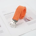 Detail eines orangen Nylon-Taktikgürtels mit silberner Metallschnalle zum Schnelllösen - Orange